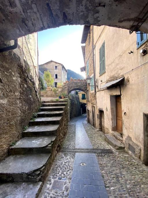 Iconic Italian Townhouse W Rooftop Terrace & Mountain View, Pigna Bagian luar foto