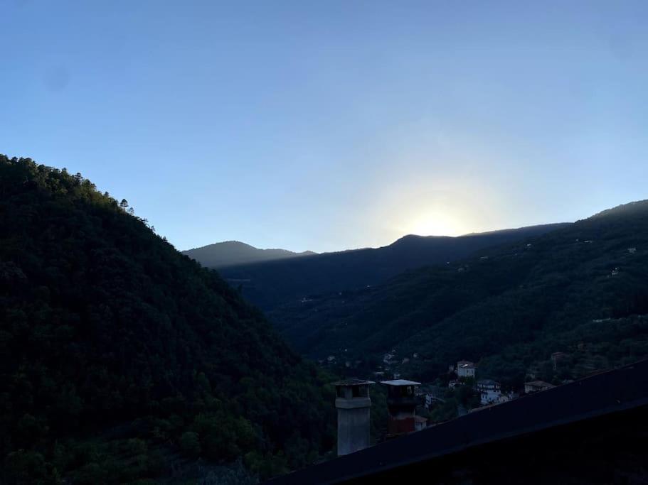 Iconic Italian Townhouse W Rooftop Terrace & Mountain View, Pigna Bagian luar foto