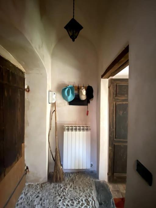 Iconic Italian Townhouse W Rooftop Terrace & Mountain View, Pigna Bagian luar foto