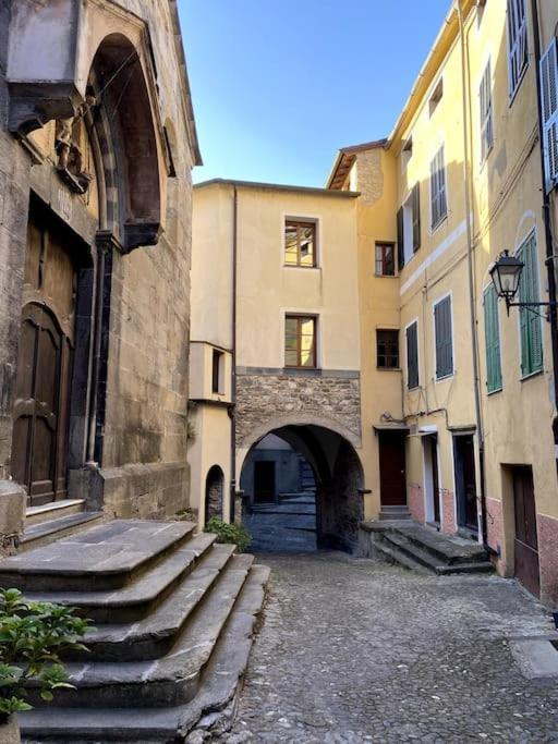 Iconic Italian Townhouse W Rooftop Terrace & Mountain View, Pigna Bagian luar foto
