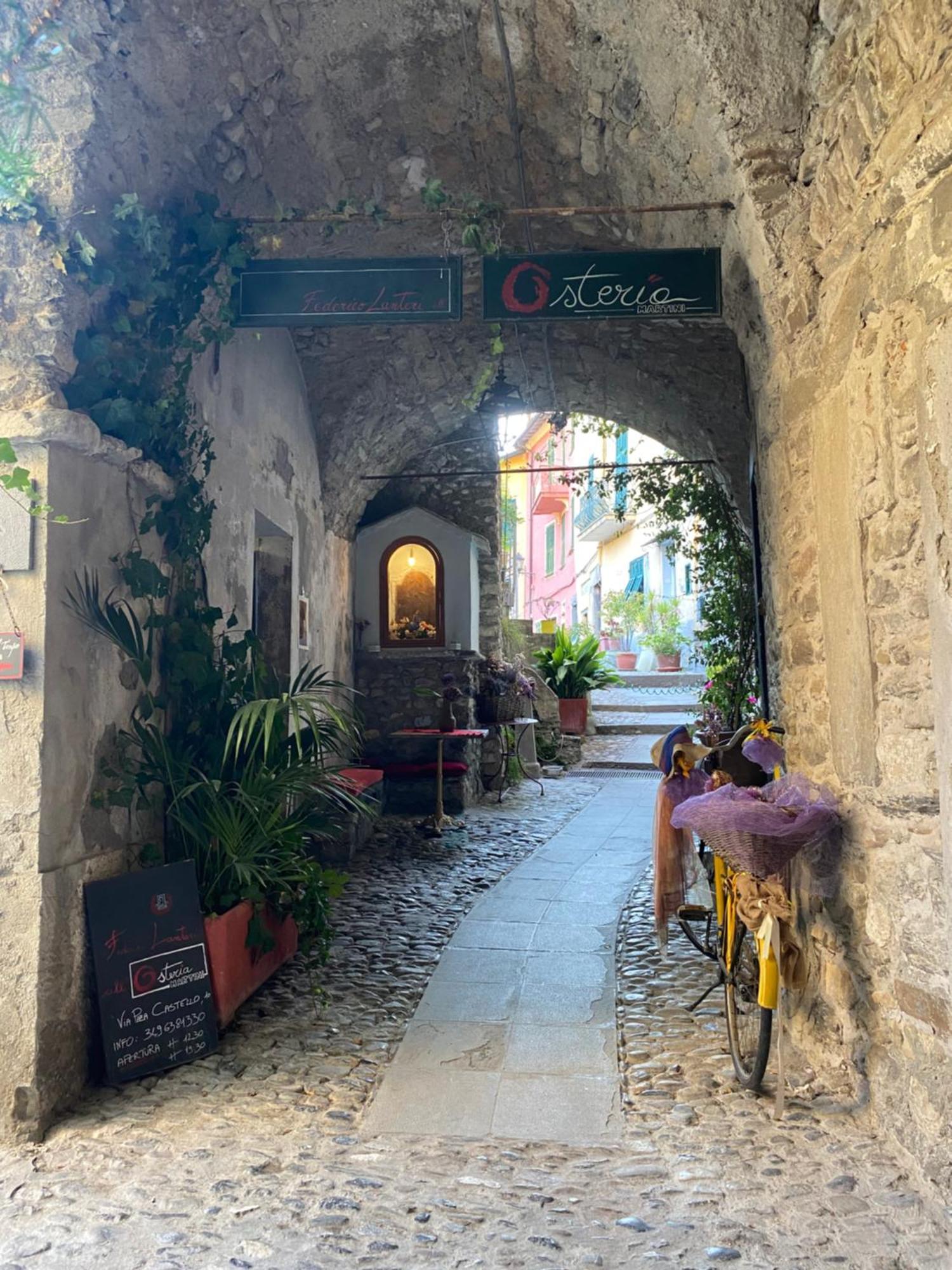Iconic Italian Townhouse W Rooftop Terrace & Mountain View, Pigna Bagian luar foto