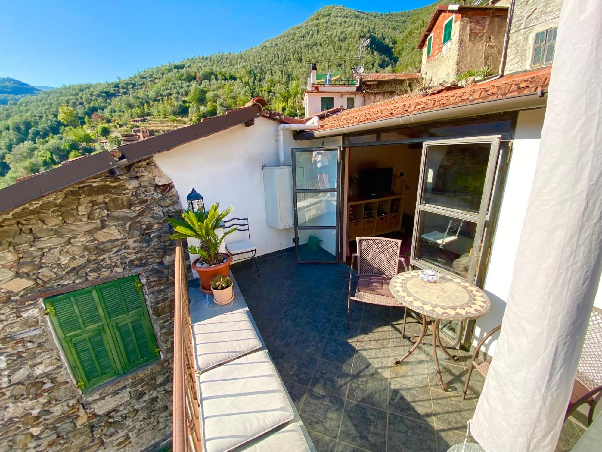 Iconic Italian Townhouse W Rooftop Terrace & Mountain View, Pigna Bagian luar foto