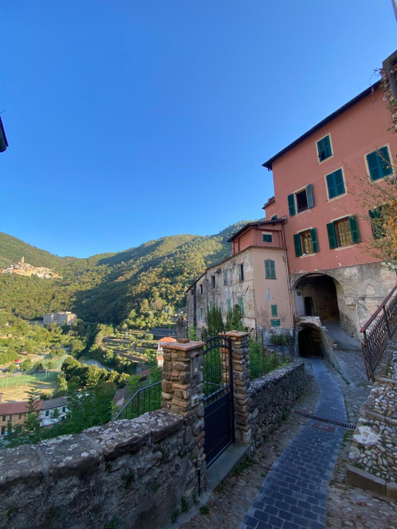Iconic Italian Townhouse W Rooftop Terrace & Mountain View, Pigna Bagian luar foto
