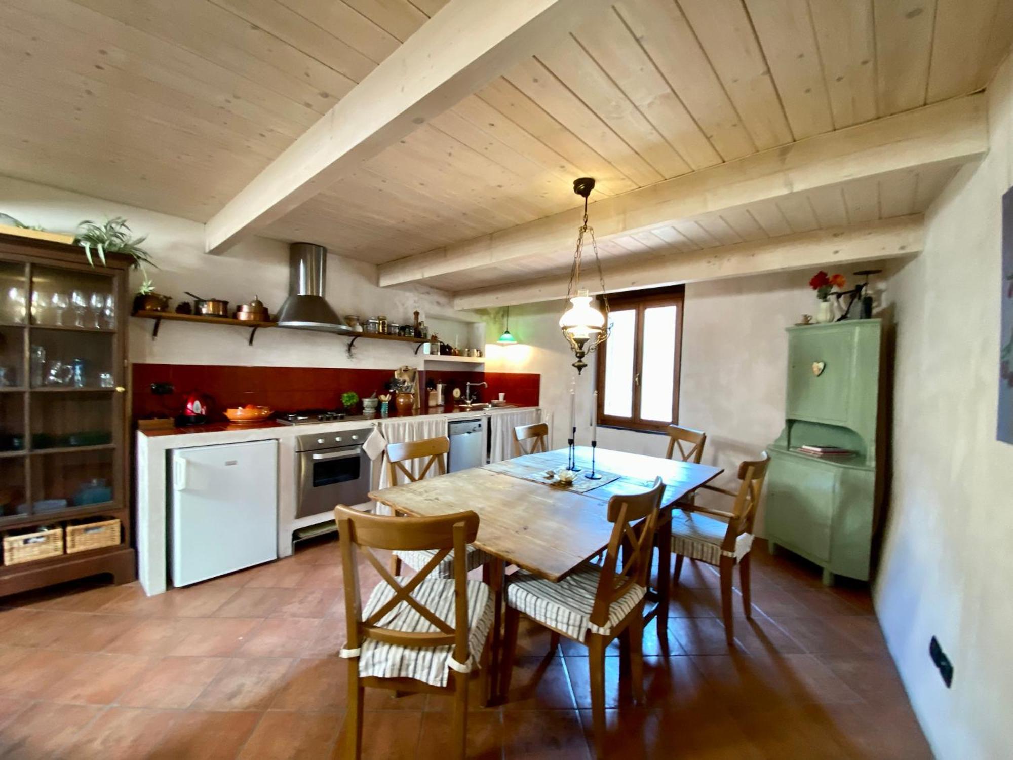 Iconic Italian Townhouse W Rooftop Terrace & Mountain View, Pigna Bagian luar foto