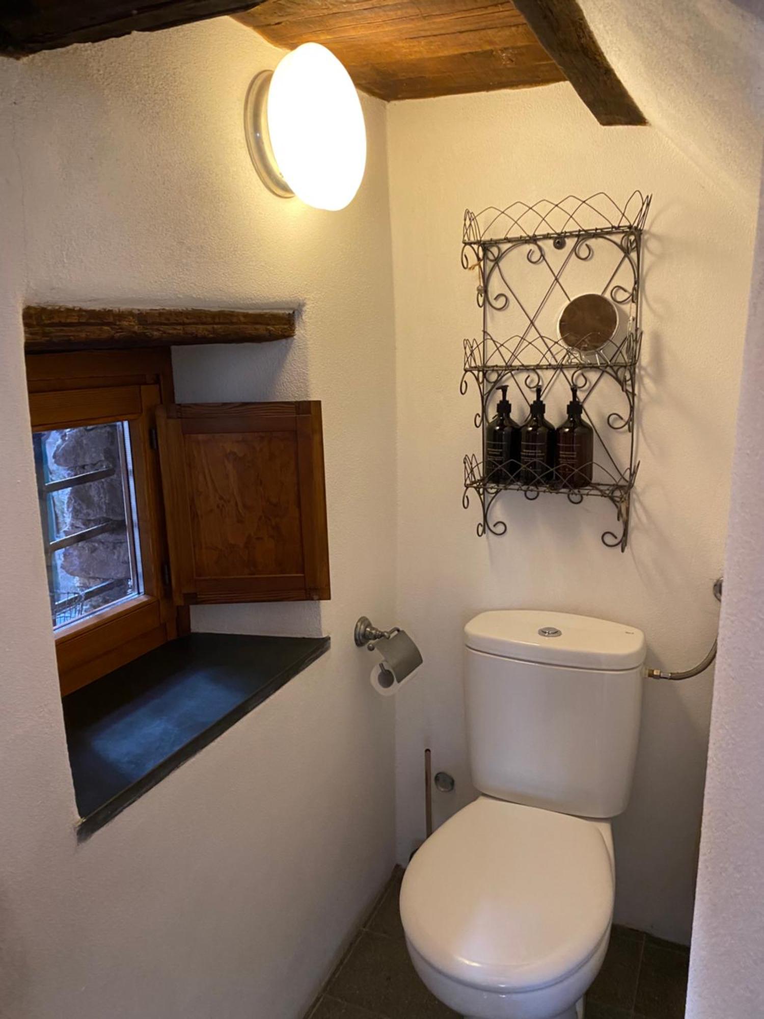 Iconic Italian Townhouse W Rooftop Terrace & Mountain View, Pigna Bagian luar foto