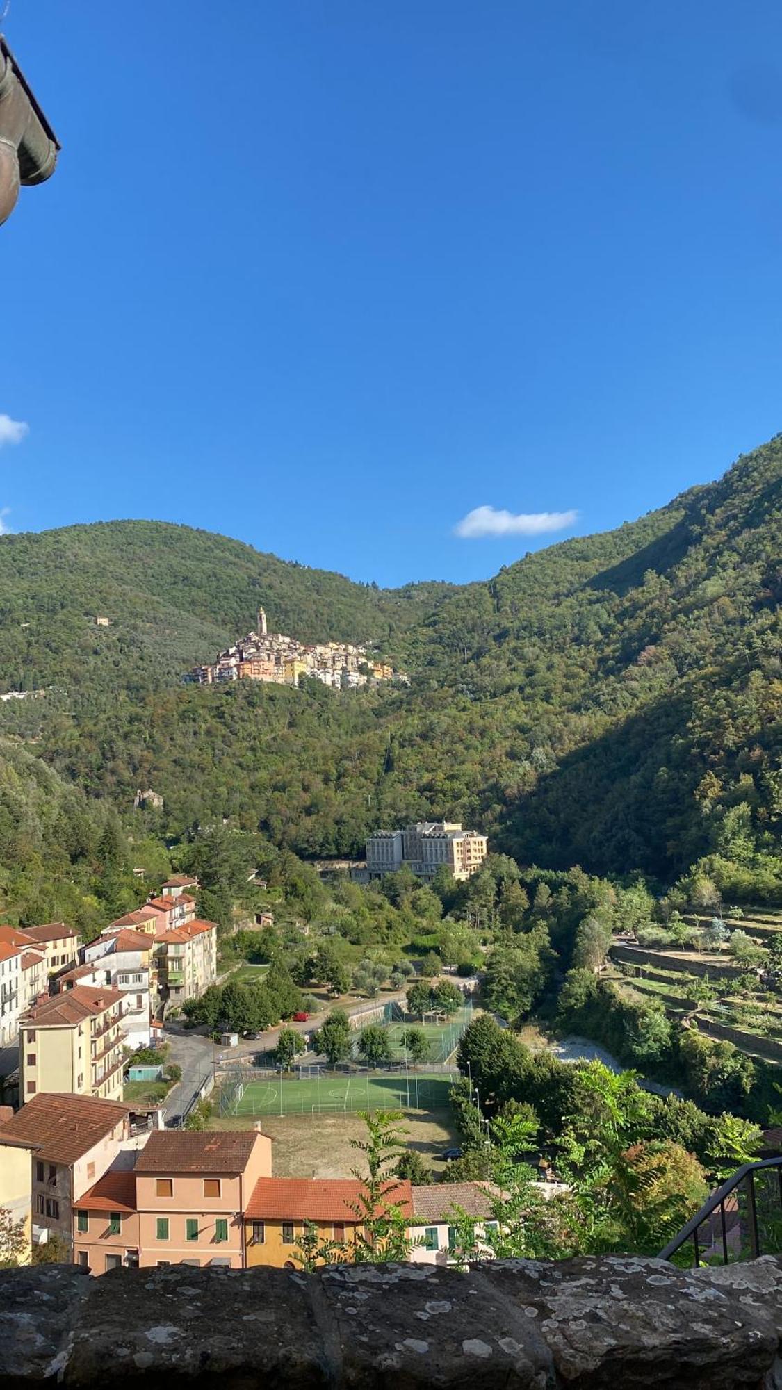 Iconic Italian Townhouse W Rooftop Terrace & Mountain View, Pigna Bagian luar foto