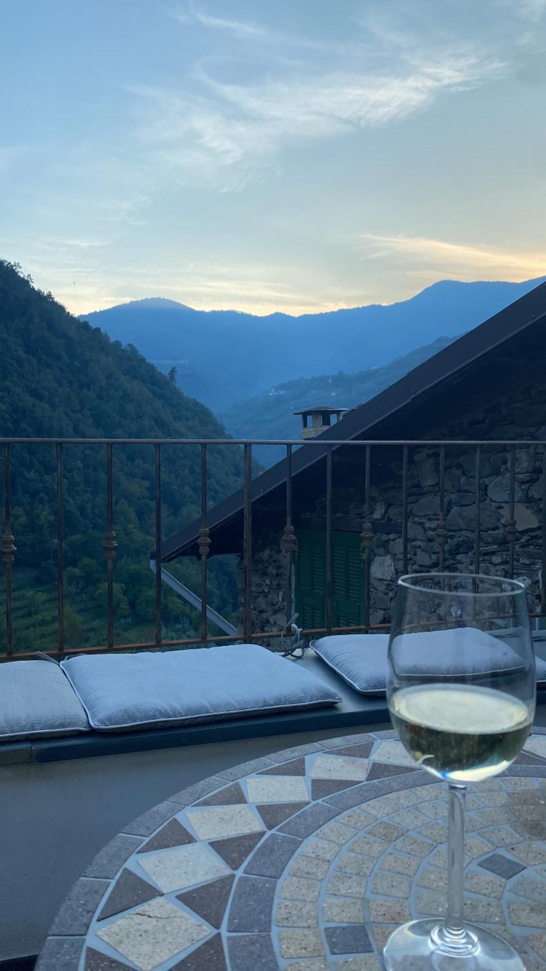 Iconic Italian Townhouse W Rooftop Terrace & Mountain View, Pigna Bagian luar foto