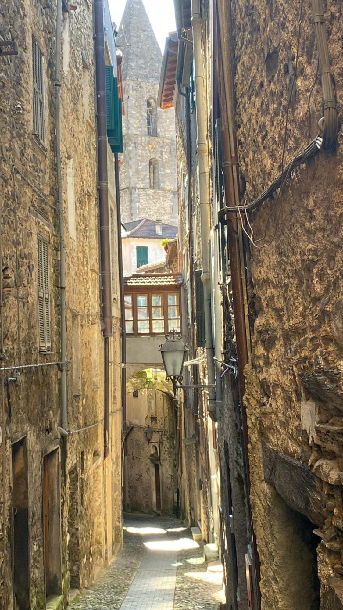 Iconic Italian Townhouse W Rooftop Terrace & Mountain View, Pigna Bagian luar foto