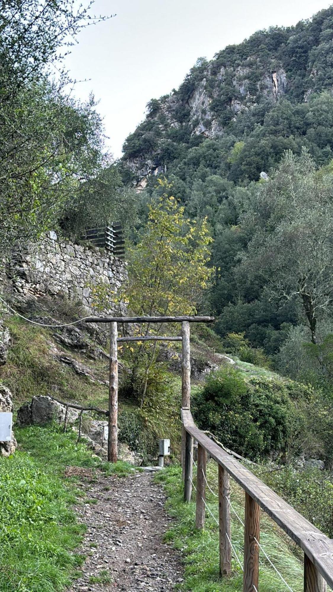 Iconic Italian Townhouse W Rooftop Terrace & Mountain View, Pigna Bagian luar foto