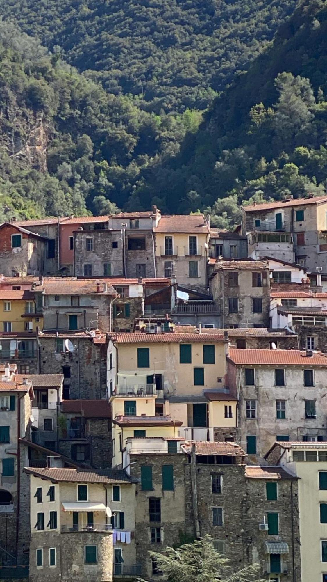 Iconic Italian Townhouse W Rooftop Terrace & Mountain View, Pigna Bagian luar foto